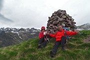 90 All'omino del Monte Avaro (2085 m) sferzati dal vento con vista verso il Benigni